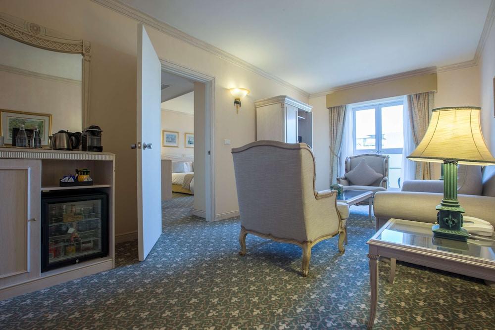 Hotel Le Vendome Cape Town Ngoại thất bức ảnh A suite at the hotel