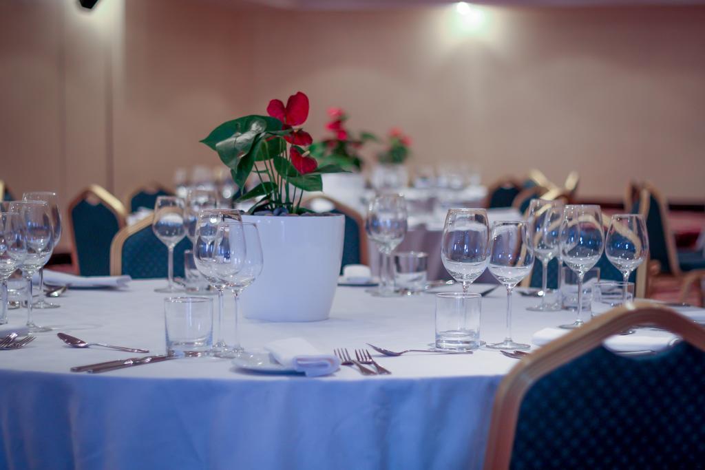 Hotel Le Vendome Cape Town Ngoại thất bức ảnh A table set for a formal dinner
