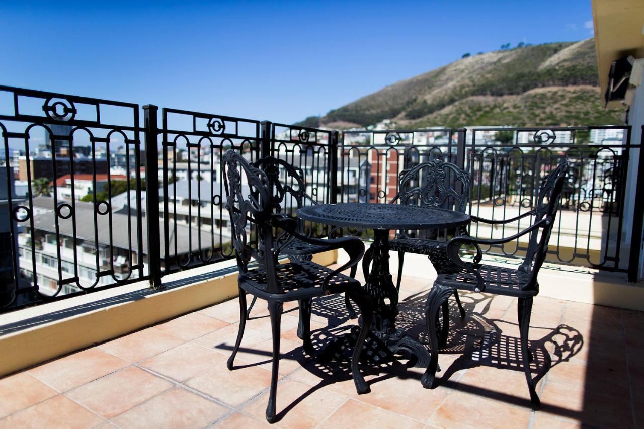Hotel Le Vendome Cape Town Ngoại thất bức ảnh A wrought iron patio set